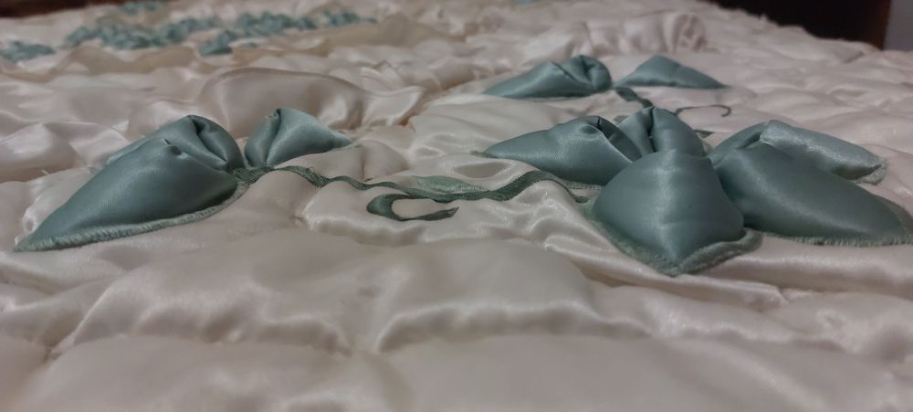 Colcha de Cetim acolchoada (edredon) com relevos e folheada