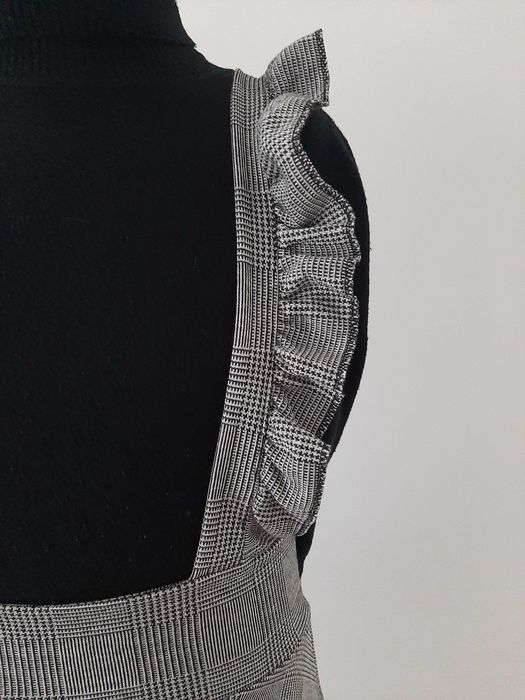 Saia com alças. Veste M/L. Nova