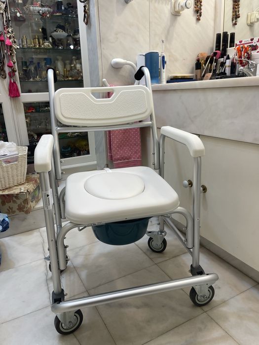 Cadeira sanitária de 4 rodas