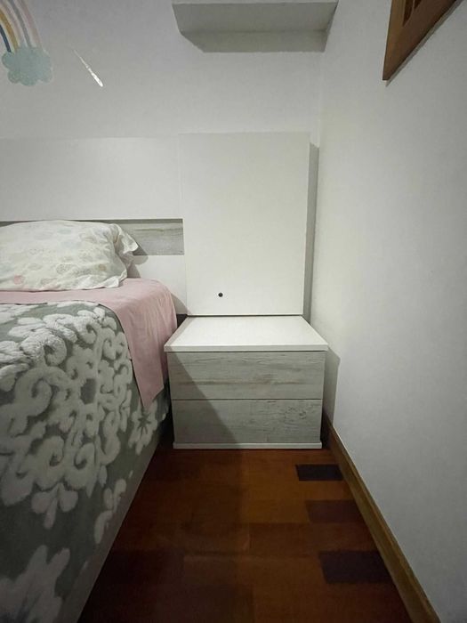 Quarto de casal (cama sommier + cabeceira + 2 mesinhas + cómoda)