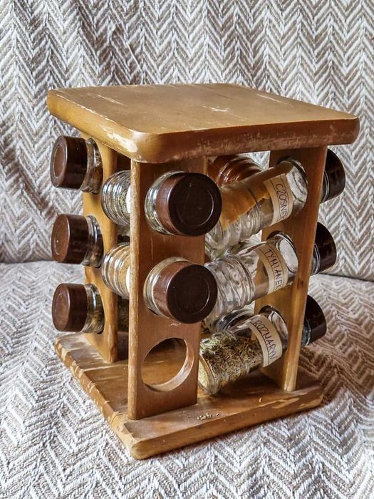 Stojak na przyprawy drewniany - szklane słoiczki