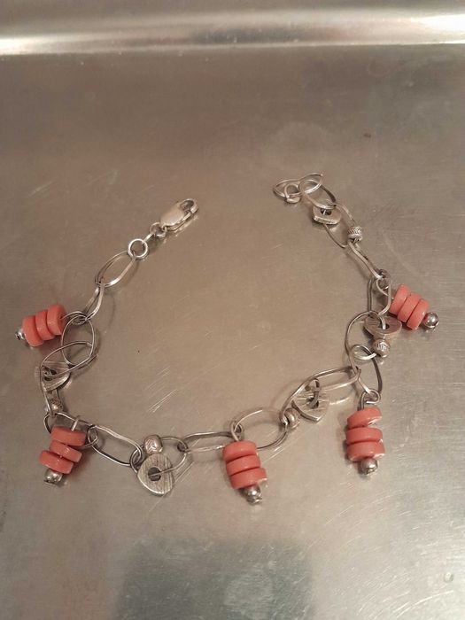 Stylowa srebrna bransoletka z koralem