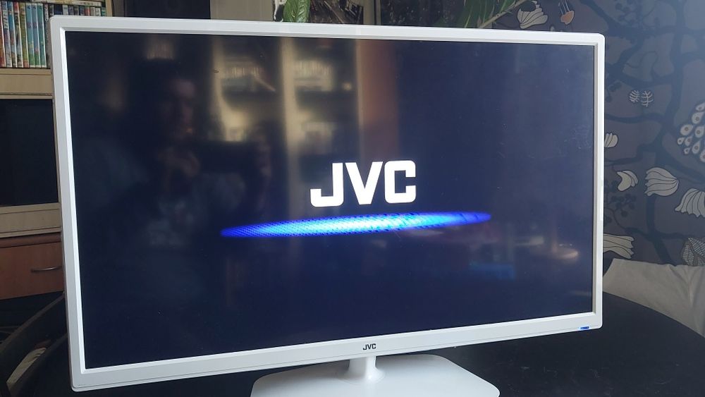 Televisão LCD JVC 32" (LT-32E33W) – HD – Com Comando e Várias Entradas