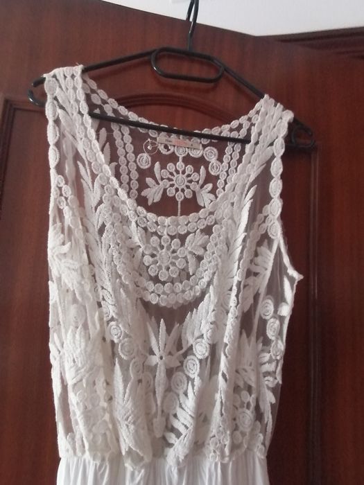 Vestido branco creme sem mangas de renda com forro saia. Bershka