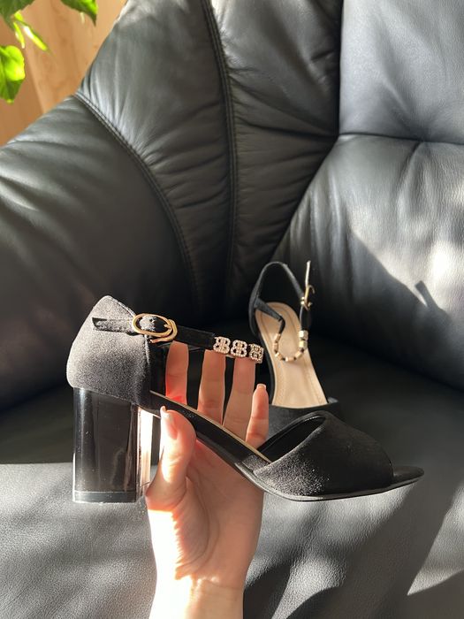 Жіночі босоніжки замшеві з ремінцем на підборах