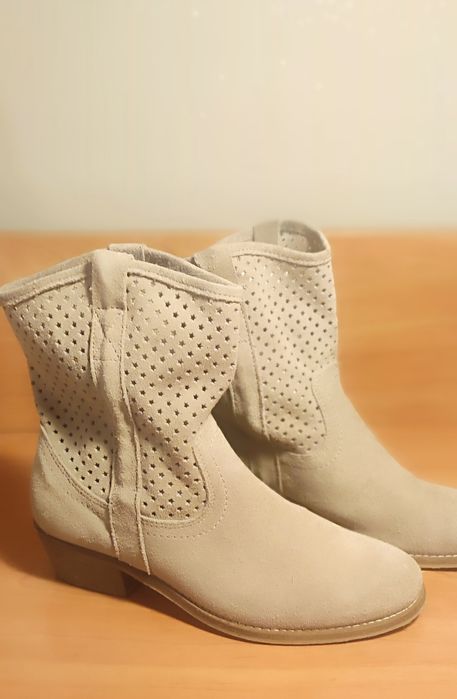 Botas cano curto em pele - Novas