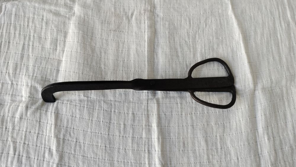 Tenaz antiga pra pegar carvão ou lenha