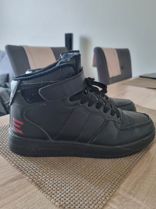 Зимові кросівки на підлітка в хорошому стані , довжина устілки 25 см