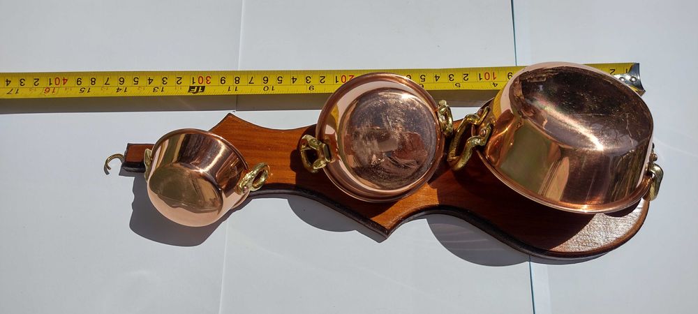 Conjunto de panelas com suporte