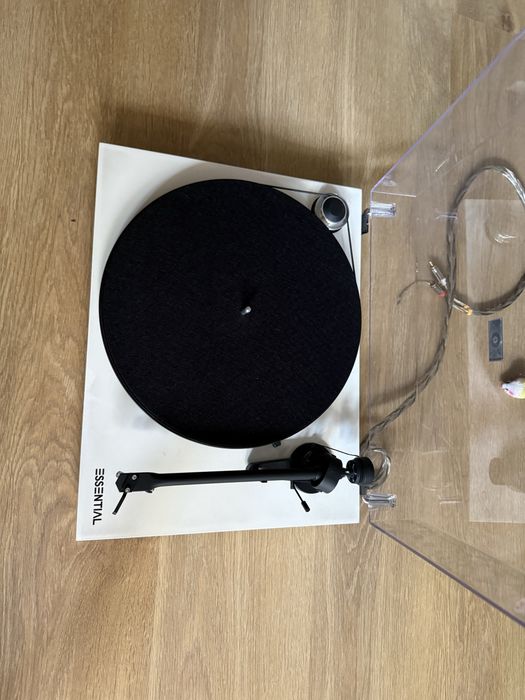 gramofon pro ject essential III