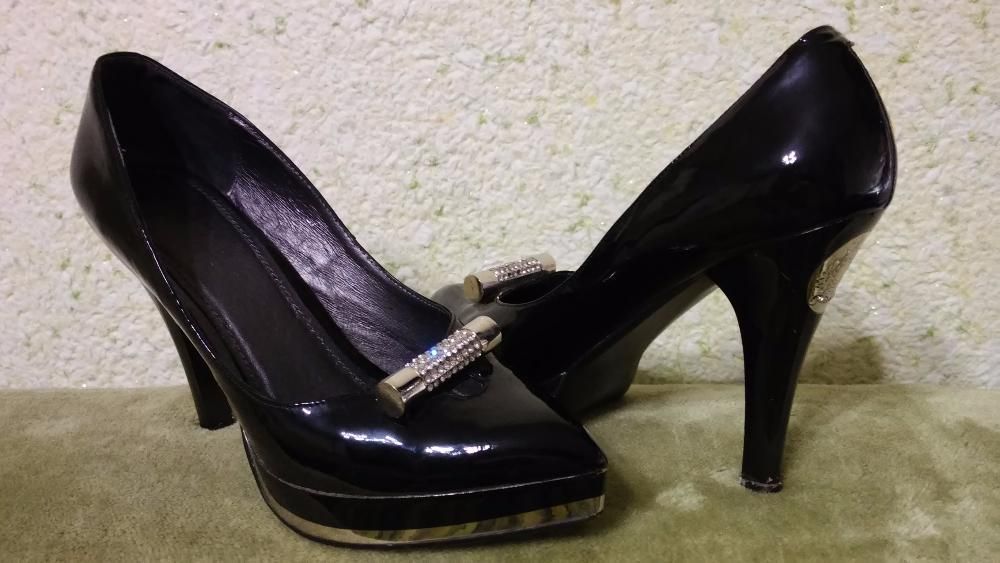Продам шикарні жіночі туфлі 38 р. НАТУРАЛЬНА лаковна шкіра.