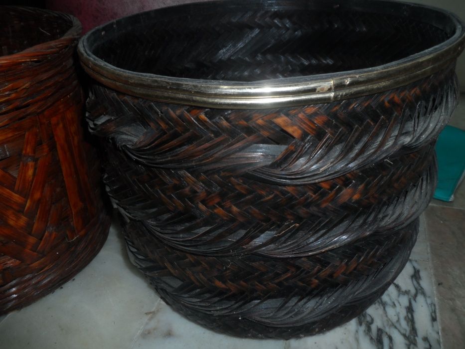 Conjunto de tres cestos, vasos em palhinha , vime