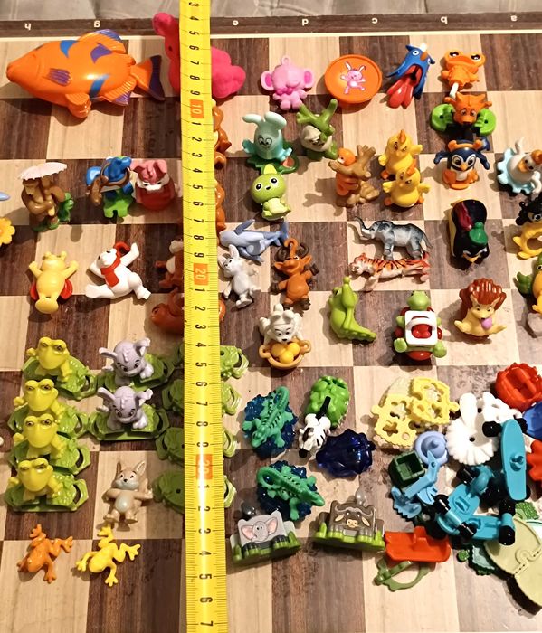 Conjunto de 50 animais de plástico e acessórios