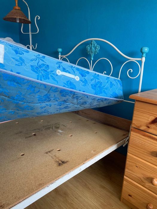 Camas individuais antigas, em ferro (inclui colchões) podem ser vendidas separadamente