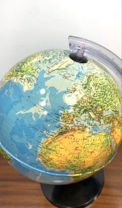 Globo terreste iluminado.