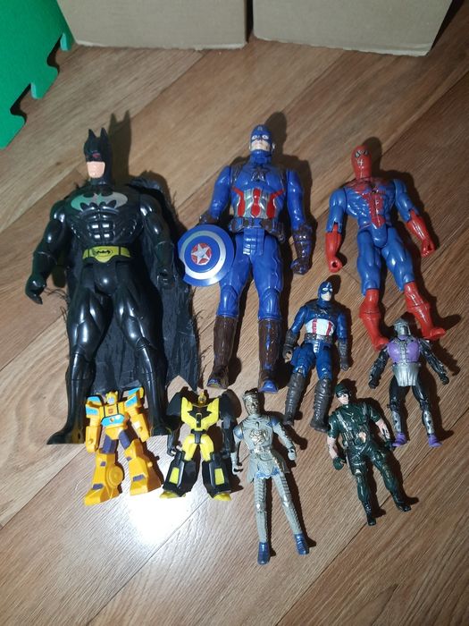 Набір героїв та роботів