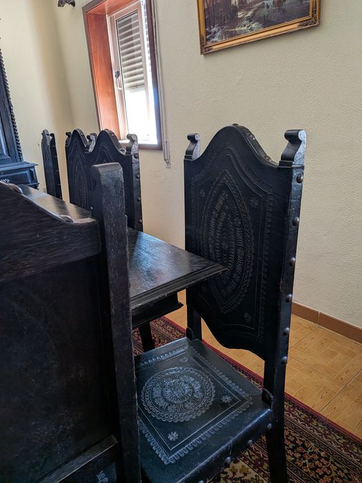 Mesa de Jantar Clássica + Cadeiras em Madeira Maciça Trabalhada