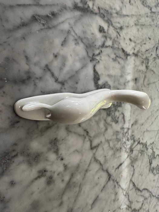 Figurka Łasicy Karolina 17x4x8 cm – Porcelanowa Dekoracja