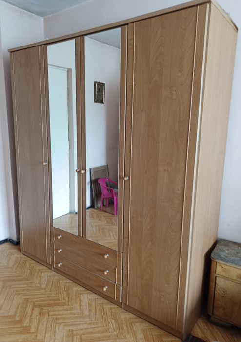 Szafa ubraniowa koloru olcha.