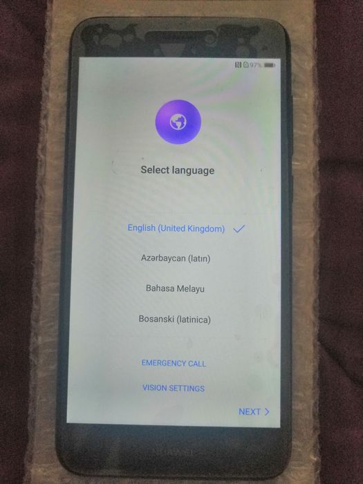 Telemóveis Huawei P8 Lite e Y5 2019 e Samsung J4+