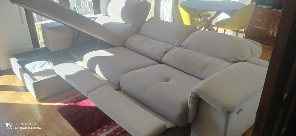 Vendo Sofá Eletrico e articulado com baú,03 lugares