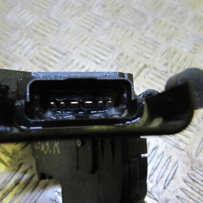 Замок дверей праві Renault Trafic 3 Opel Vivaro двери Трафик Виваро т3