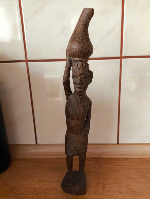 Figurka-kobieta ze dzbanem.