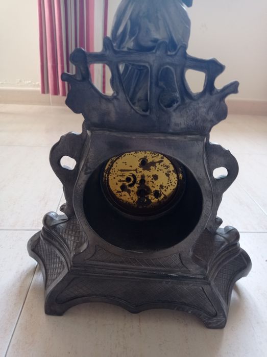 Estátua com relógio