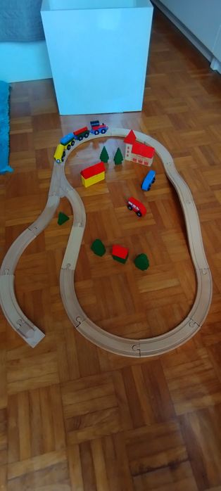 Pista de comboio em madeira