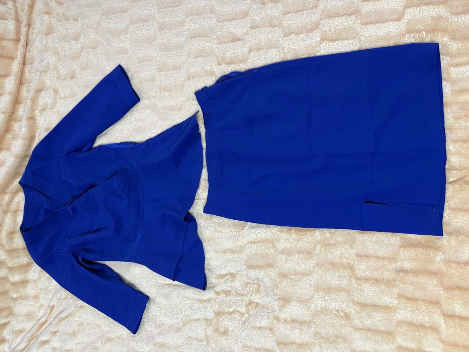 Дуже гарний костюм в кольорі електрик