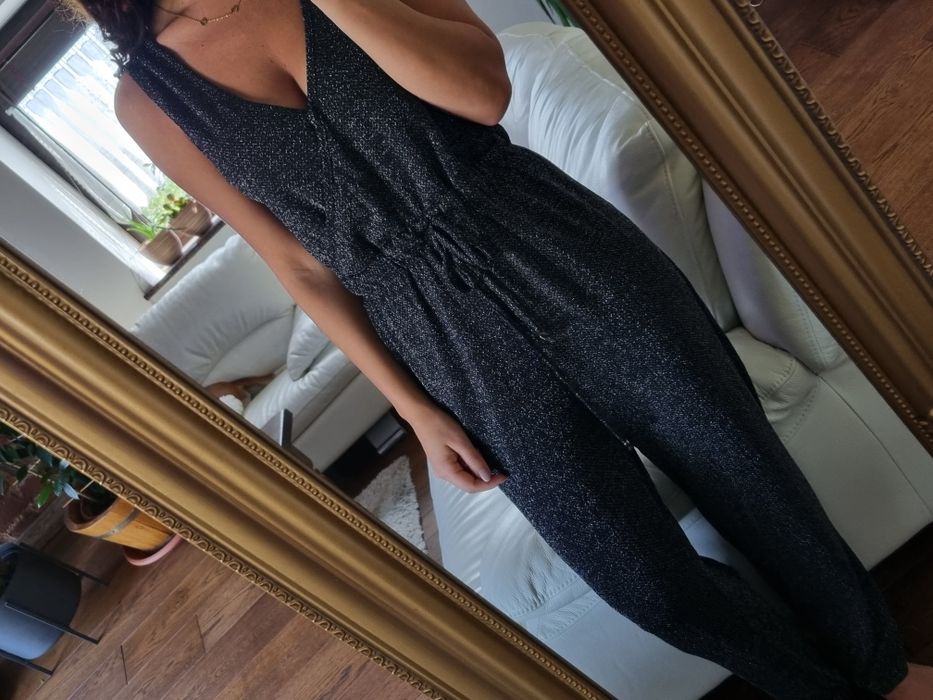 Błyszczący długi kombinezon na ramiączkach z dekoltem Apricot r. S,