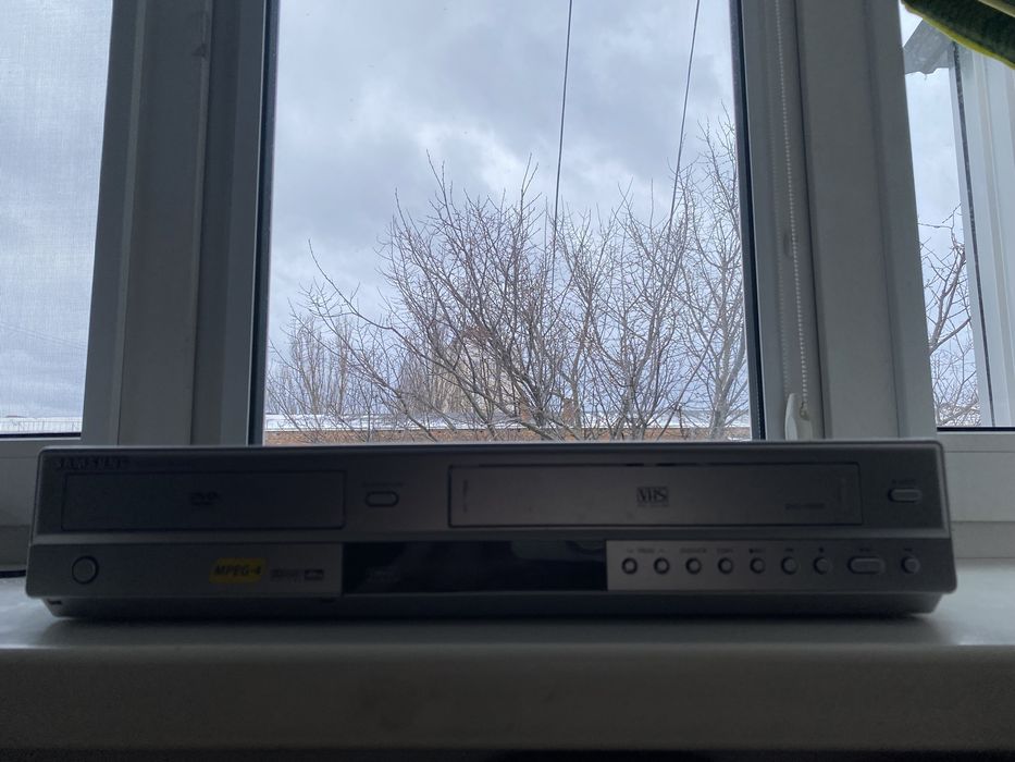 Продаю відеомагнітофон у робочому  стані