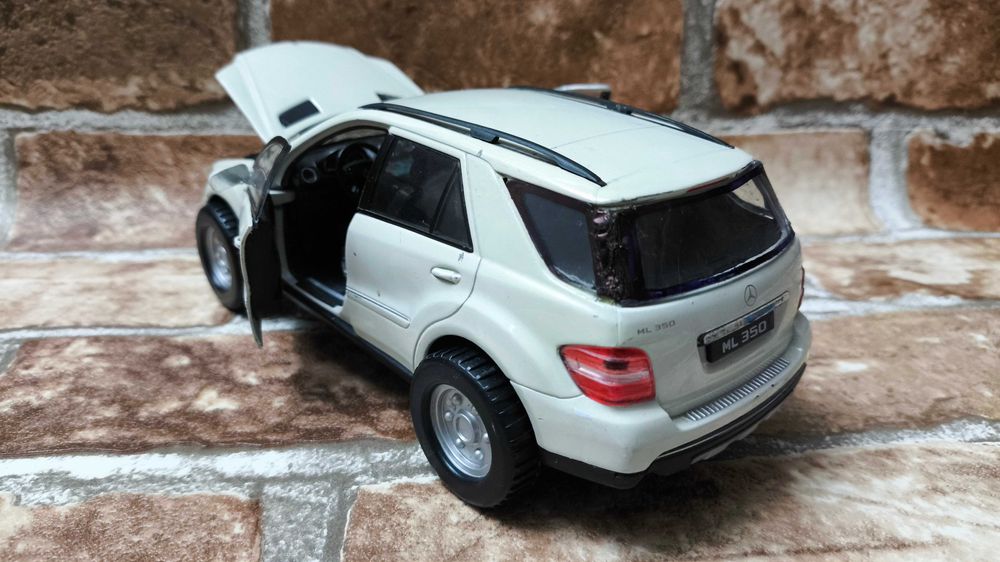 Машинка, іграшка Mercedes-Benz ML350 1:24 Welly