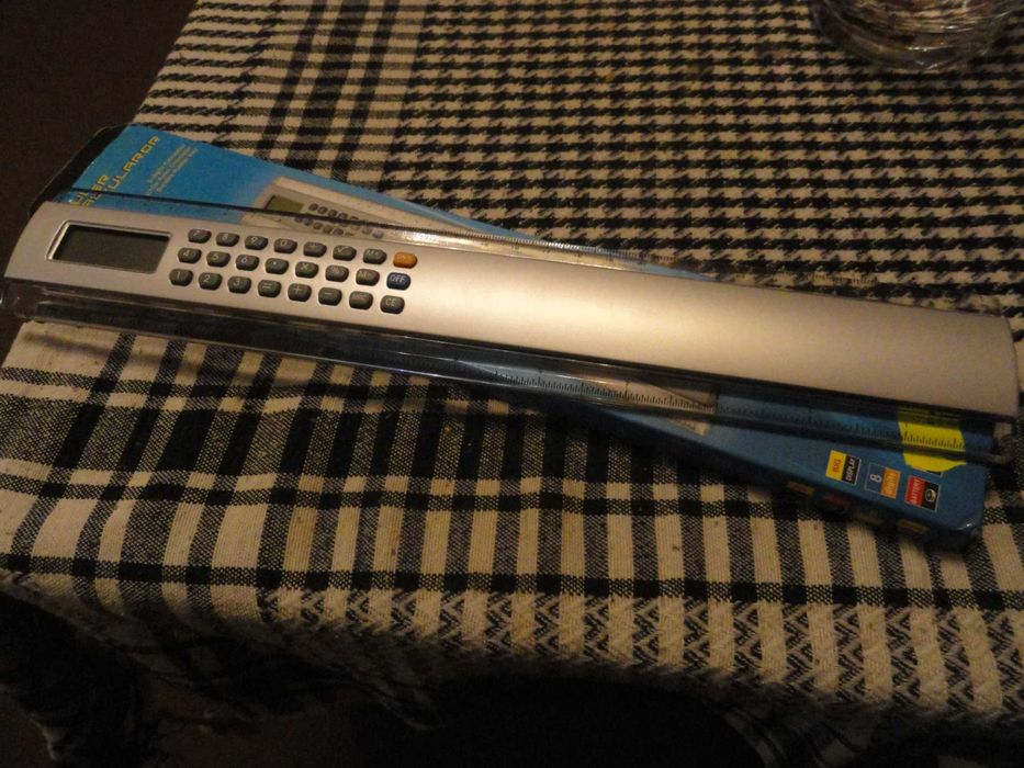 liniał z kalkulatorem 30 cm.