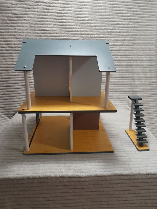 Drewniany domek dla lalek