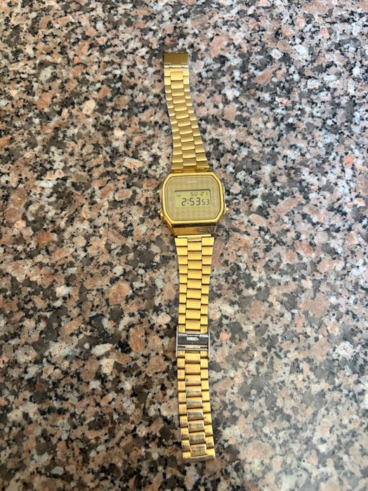 Relógio Casio dourado