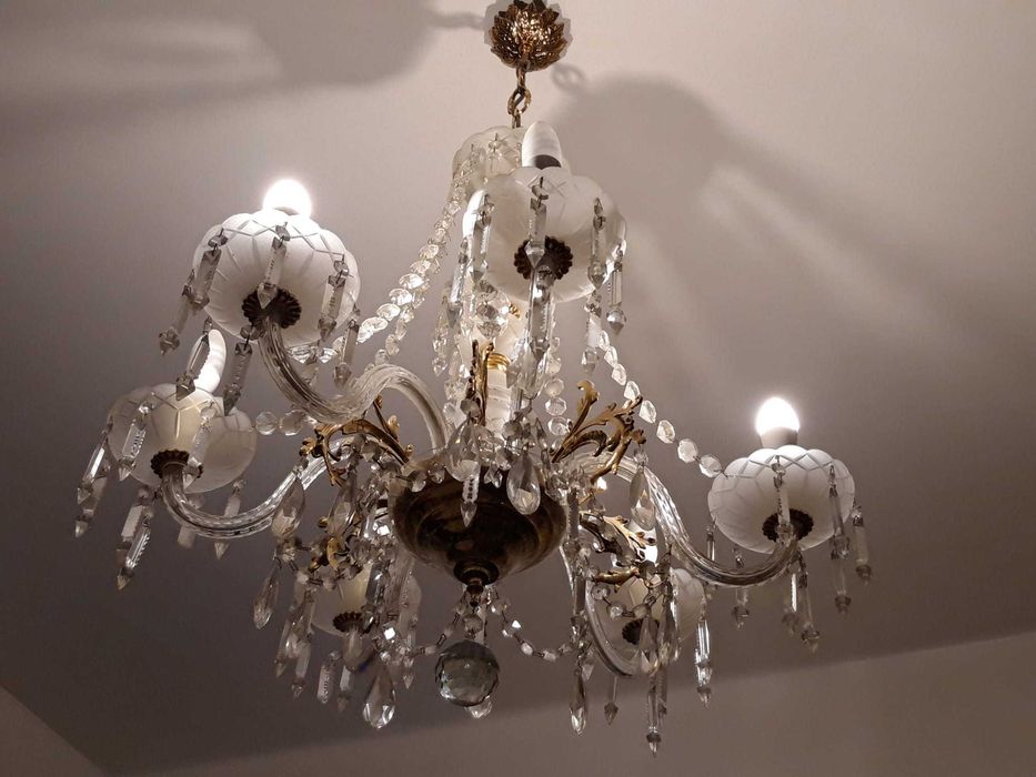 Candeeiro de cristal e porcelana com mais de 80 anos