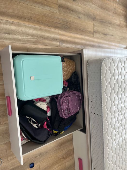 Cama solteiro, colchão e mesa de cabeceira