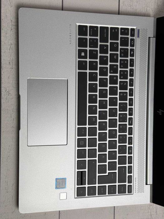 HP EliteBook 1040 G4 i5-7200U  8ram ssd 256 Full HD