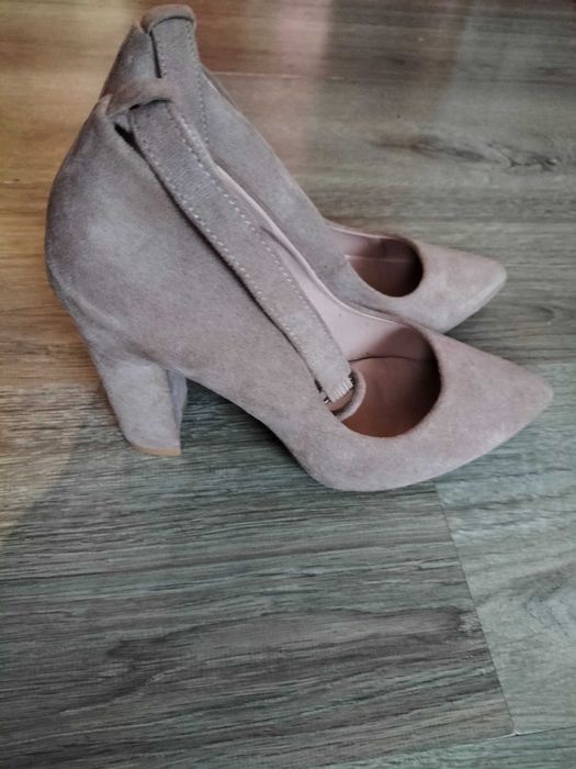 Туфлі на підборах,замшеві з поясом.