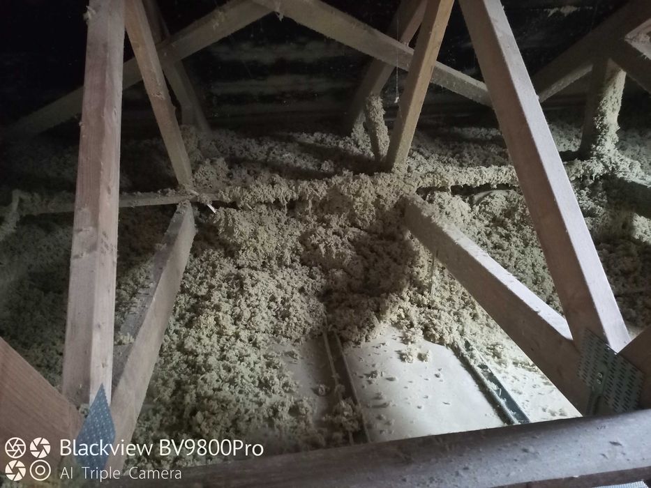 nadmuch izolacji (wełna, celuloza). Ocieplenia sufitów i poddaszy