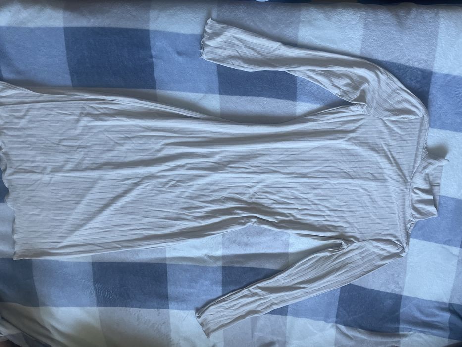 Сукня бежева приталена з виріщом на нозі.