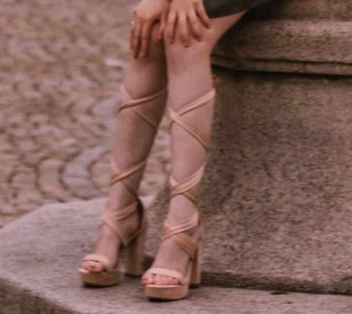 Wysokie wiązane buty na obcasie beżowe sandały