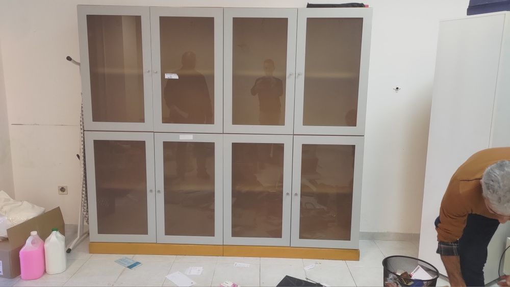 Móvel em madeira com portas em vidro