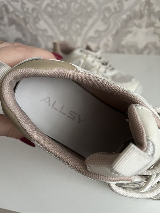 Продам шкіряні кросівки  Allsy