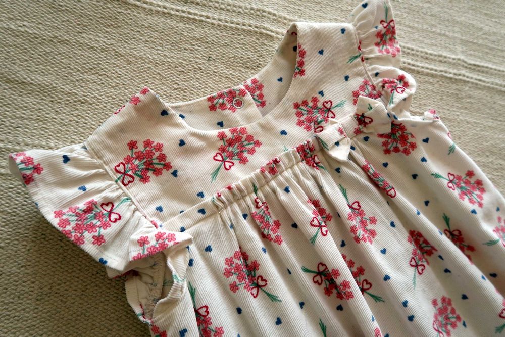 Piękna sukienka boho w kwiatki dla dziewczynki z kokardką 92/98