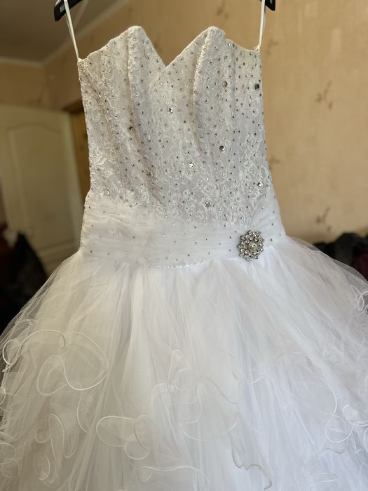 Продам весільну сукню 42-46 розмір