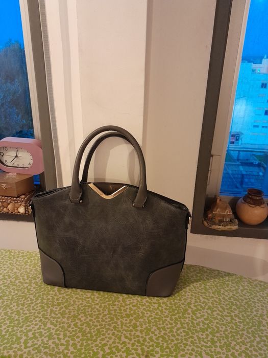 Vendo Mala de Senhora muito bonita como nova