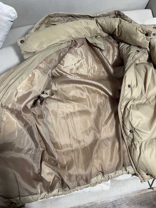 Жіночий пуховик у бежевому кольорі