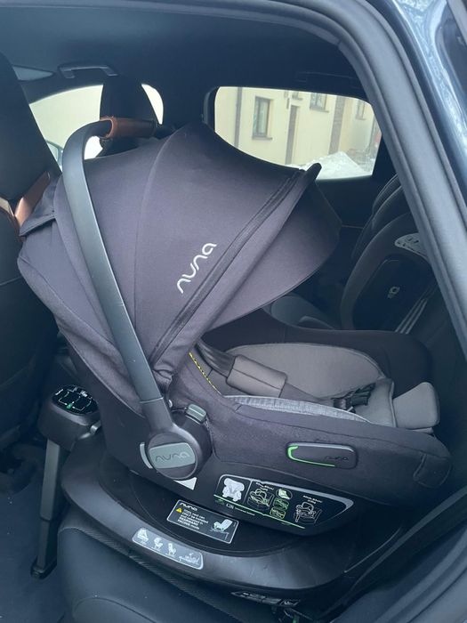 Sprzedam fotelik z bazą obrotową Nuna